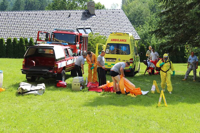 Záchranáři přijíždějí pro pacientku s virem Ebola a transportují do nemocnice Na Bulovce. Zde funguje jediné civilní pracoviště na superspecializované případy infekčních nemocí v České republice. V rámci konference Medicína katastrof si hasiči města Zlína