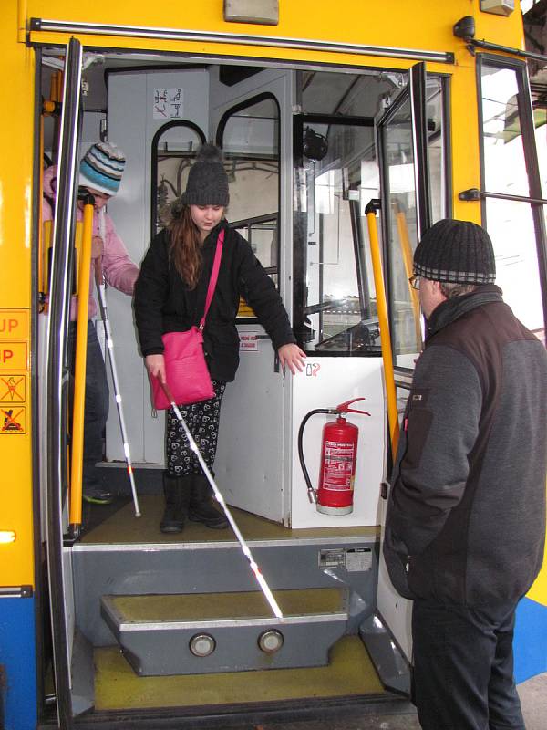 Nevidomé děti trénovaly cestování autobusem městské hromadné dopravy ve Zlíně.