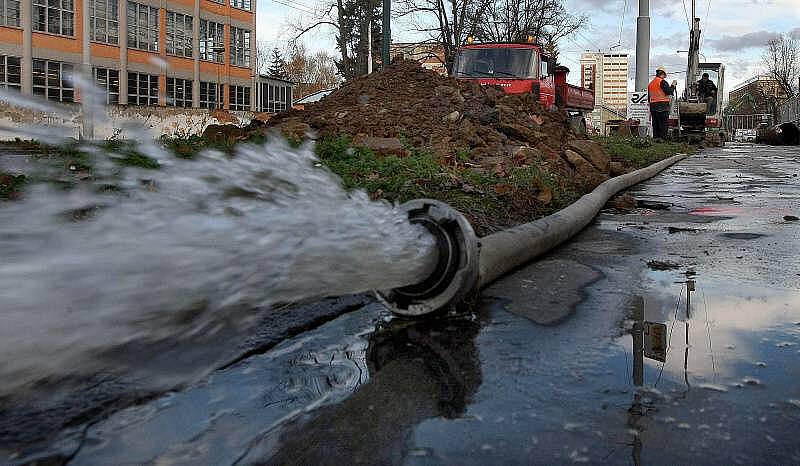 Kvůli havárii vody, kterou zapříčinili dělníci budující křižovatku v Antonínově ulici, musely být v úterý 9. listopadu zastaveny dodávky pitné vody v okolí stavby.