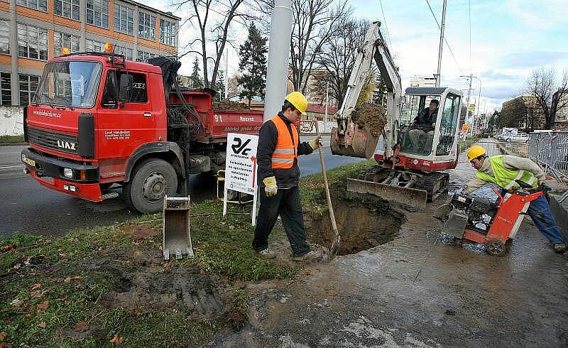 Kvůli havárii vody, kterou zapříčinili dělníci budující křižovatku v Antonínově ulici, musely být v úterý 9. listopadu zastaveny dodávky pitné vody v okolí stavby.