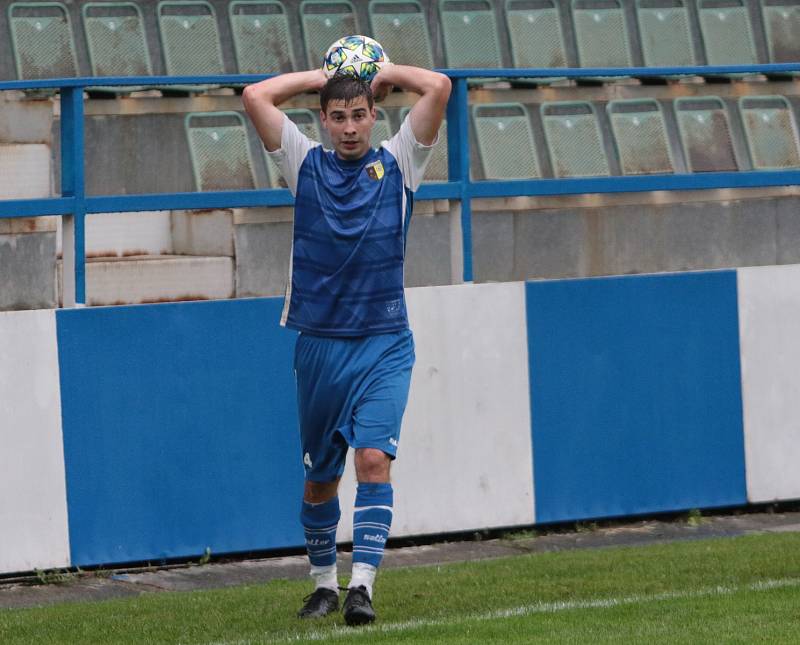 Slušovičtí fotbalisté (modré dresy) doma porazili Velké Karlovice 1:0.