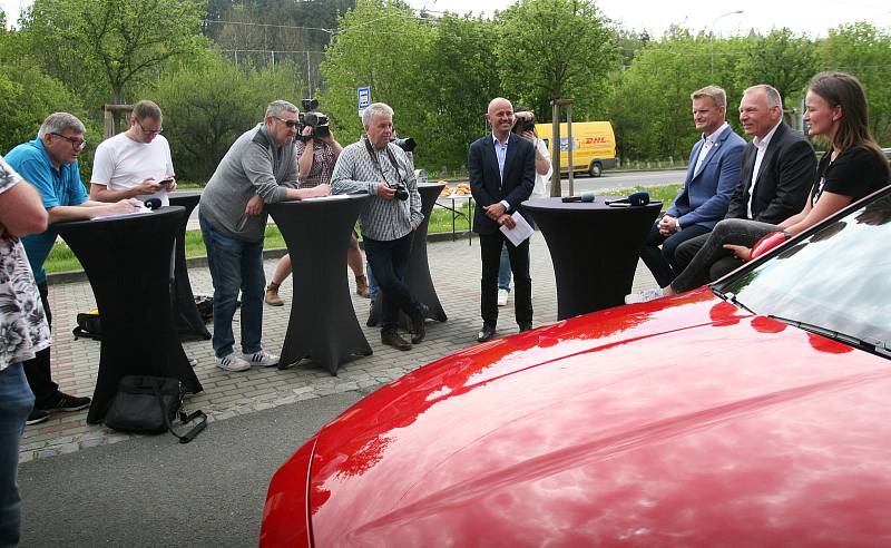 Druhá nejlepší tenistka světa a rodačka z Brna Barbora Krejčíková v pondělí převzala sponzorský vůz - automobil Jaguár od zlínské firmy Roko-Motor.