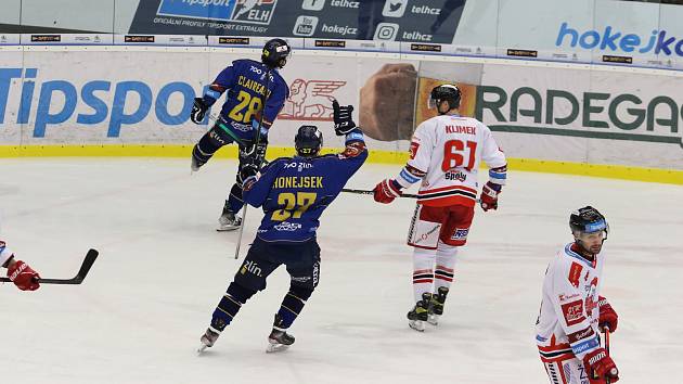 Hokejisté Zlína (modré dresy) v 54. kole TIpsport extraligy na Zimním stadionu Luďka Čajky vyzvali Olomouc.
