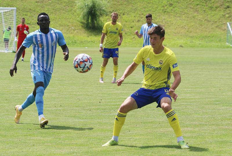 Fotbalisté Zlína (žluté dresy) se na hřišti v Luhačovicích utkali s druholigovým Prostějovem. Foto: Jan Zahnaš