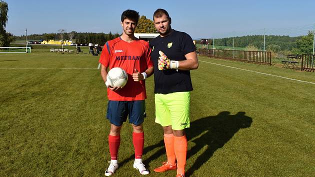 Portugalec Joao Nuňo Gameiro Da Costa Martins Pedro (vlevo) s chytajícím předsedou klubu Jiřím Švejdou pózují před nedělním utkání ve Lhotě.