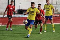 Fotbalisté Zlína B (žluté dresy) v 9. kole MSFL těsně podlehli domácímu Hodonínu 0:1.