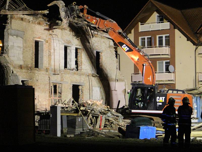 Noční demolice budovy na Sokolské ulici ve Zlíně