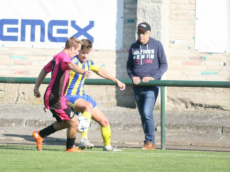 Ve šlágru 10. kola fotbalového krajského přeboru remizovala Napajedla (v červeném) s Baťovem 2:2, když domácí dokázali smazat dvoubrankové manko.