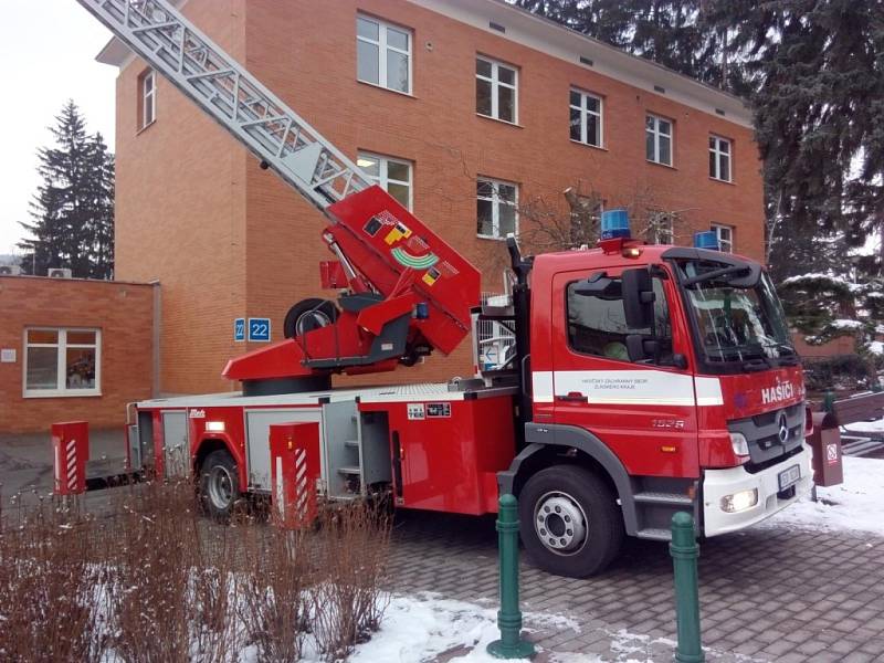 Odbornou přípravu s obsluhou motorové pily za ztížených podmínek absolvovali hasiči ze Zlína.