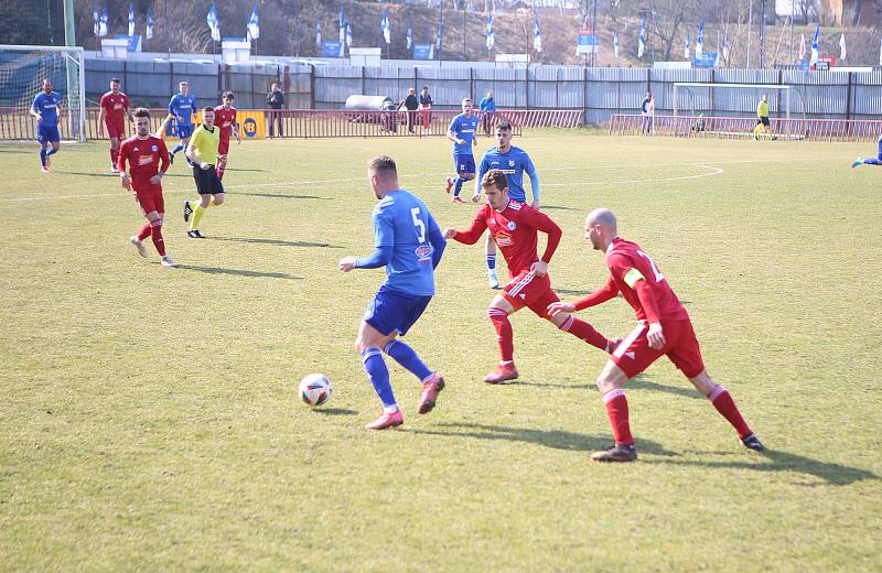 Fotbalisté Otrokovic (modré dresy) ve 20. kole MSFL prohráli s Olomoucí "B" prohráli vysoko 0:5.