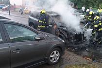 Hasiči zasahují v úterý 6. června 2023 u požáru osobního automobilu v Napajedlech na Zlínsku.