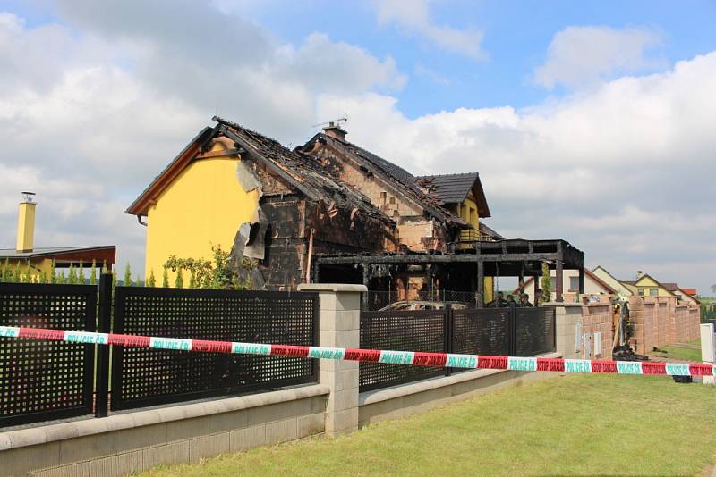 Požár přístřešku a rodinného domu ve Hvozdné.