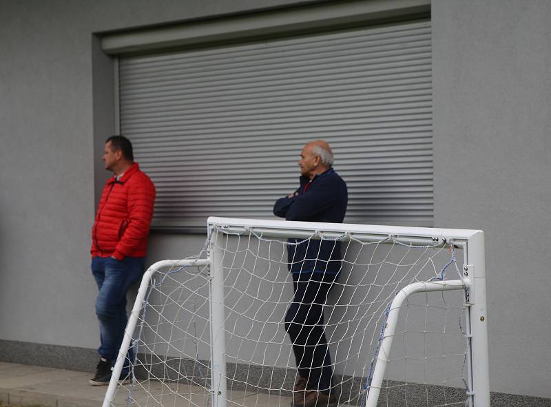 Fotbalové Příluky "B" (žluté dresy) v sobotním 7. kole IV. B třídy poprvé v sezoně bodovaly, rovnou zvítězily. Doma porazily Trnavu 4:3.