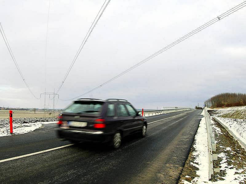 Na dálničním nadjezdu na komunikaci mezi Tlumačovem a Kurovicemi probíjí svodidla. Je to způsobeno tím, že dráty vedení vysokého napětí se po dobudování nadjezdu ocitly nízko nad ním. Ve svodidlech indikuje napětí, které při dotyku rukou způsobuje ránu.