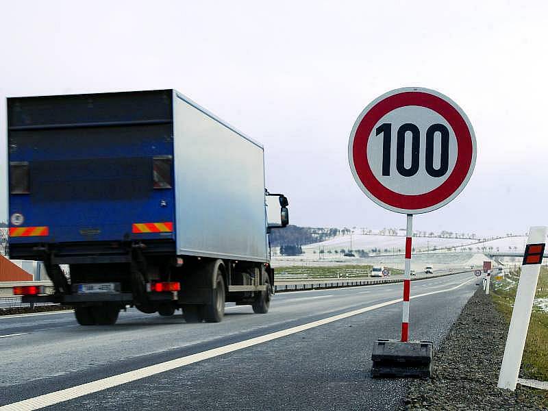 Od prosince nově otevřený úsek dálnice R55 mezi Otrokovicemi a Hulínem již nyní vykazuje defekty a stavební nedostatky. Například na 20,5 kilometru ve směru Otrokovice je snížena maximální rychlost na 100 resp. 80 km/h kvůli zvlněné vozovce.