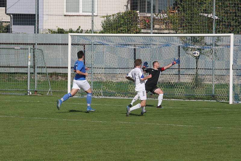 Fotbalisté Tlumačova (modré dresy) v rámci oslav výročí devadesáti let kopané v obci porazili Zdounky 2:0.