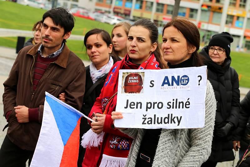 Demonstrace proti ministryni spravedlnosti Marii Benešové na náměstí T. G. Masaryka ve Zlíně, 13. 5. 2019