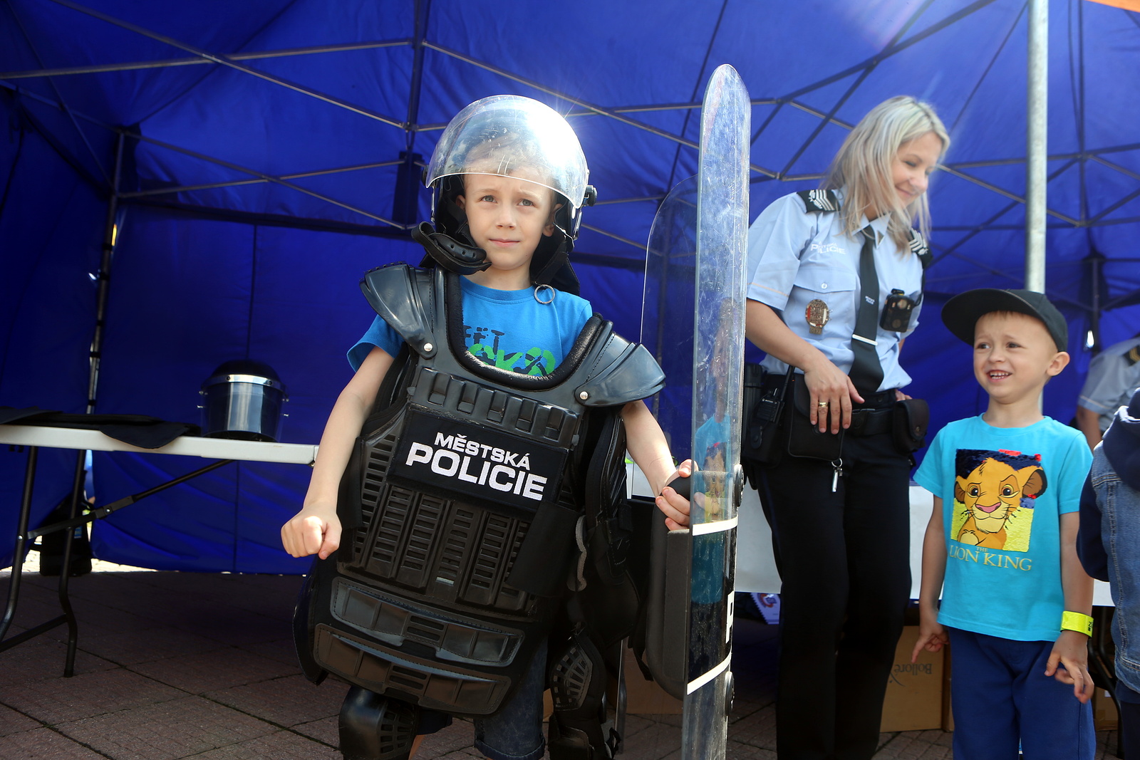 FOTO: Šlapací čtyřkolky i policie v akci . Náměstí Míru ožilo dětským dnem  - Zlínský deník