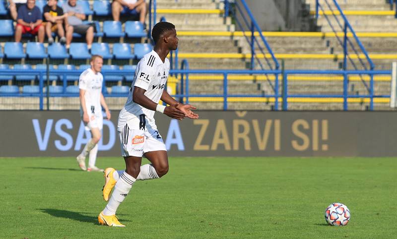 Fotbalisté Zlína (žluté dresy) v 5. kole FORTUNA:LIGY prohráli doma s Olomoucí 1:4.