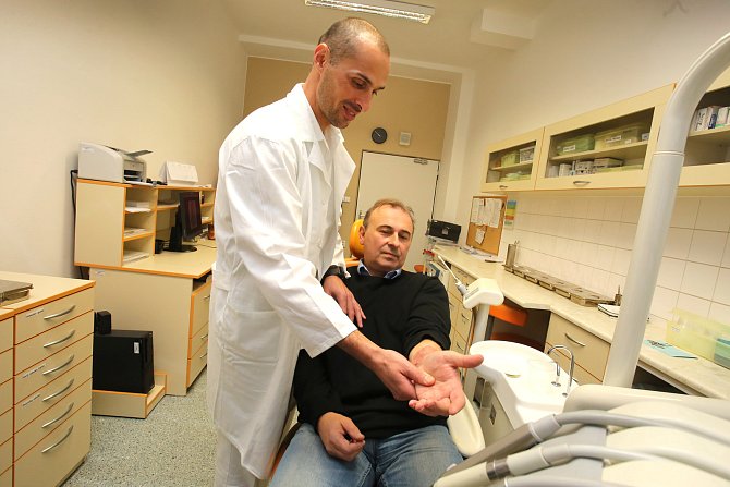 Krajská nemocnice T. Bati,  primář Jiří Šimekna snímku s pacientem Josefem Kozubíkem