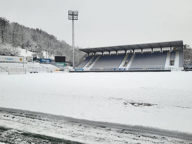 Nedělní zápas Zlína se Slavií Praha se dnes hrát nebude.