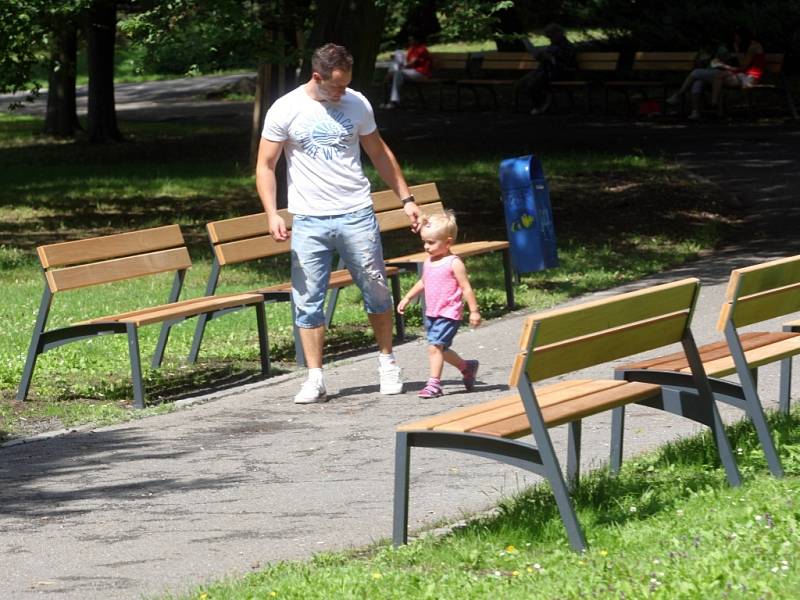 Nové lavičky v parku Svobody ve Zlíně.