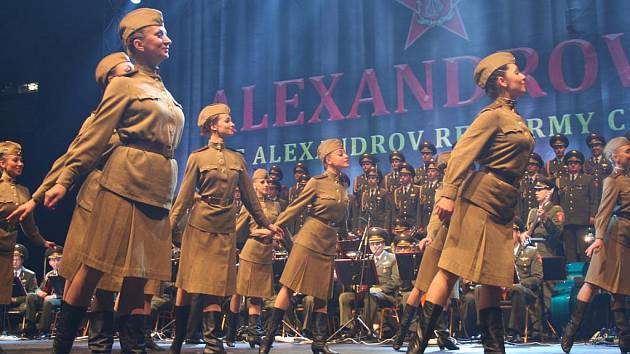 Obrovské ovace sklidili v sobotu 25. září světoznámí Alexandrovci. Na svém turné po České republice udělali zastávku i ve Zlíně, kde potěšili své fanoušky.