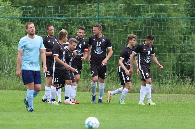Fotbalisté Březnice (černé dresy) v divokém zápase porazili Kostelec 4:3.