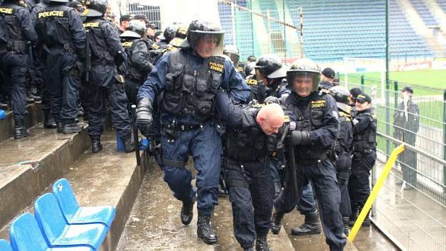 Stovka pořádkových policistů z různých okresů policejní správy Jihomoravského kraje ve středu 17. dubna na zlínském fotbalovém stadioně nacvičovala zásah proti agresivním fotbalovým fanouškům.