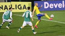 Série tří výher v řadě prvoligových fotbalistů Fastavu Zlín (ve žlutém) v pátek skončila. V rámci 10. kola doma podlehli Jablonci 0:2, který ve druhém poločase využil početní výhodu po vyloučení domácího kanonýra Poznara.