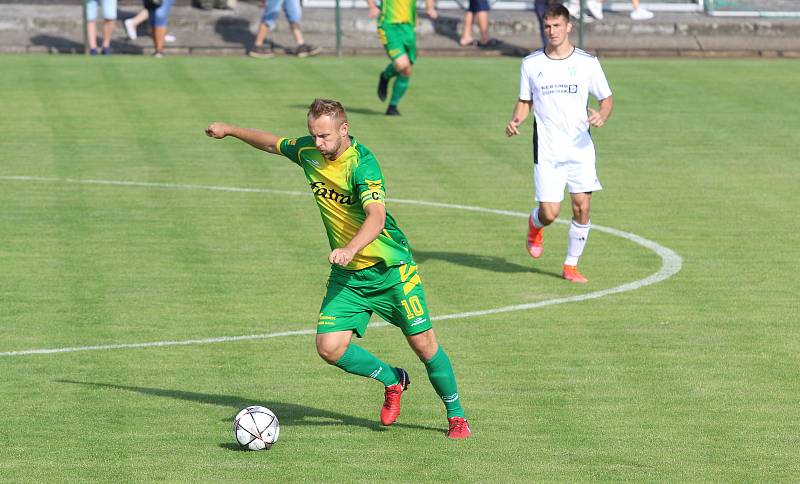 Fotbalisté Napajedel (v zeleném) v úvodním kole krajského přeboru doma porazili Kvasice 2:0.