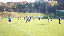 Fotbalisté Luhačovic (modré dresy) v posledním podzimním zápase Krajského přeboru doma podlehli Napajedlím 1:2.