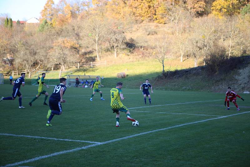 Fotbalisté Luhačovic (modré dresy) v posledním podzimním zápase Krajského přeboru doma podlehli Napajedlím 1:2.