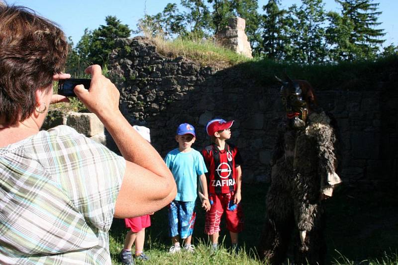 Postrašit své děti opravdovými čarodějnicemi, hejkalem, smrťákem či bílou paní přišli rodiče v sobotu odpoledne na hrad Lukov.