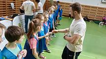 Jedinečnou možnost zatrénovat si se špičkovým sportovcem – českou badmintonovou jedničkou Adamem Mendrekem – měli ve středu žáci ZŠ Slušovice.