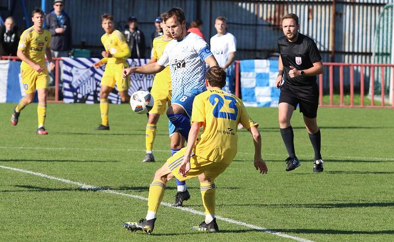 Fotbalisté Otrokovic (modro-bílé dresy) podruhé v sezoně zvítězili, porazili Jihlavu "B" 2:0.