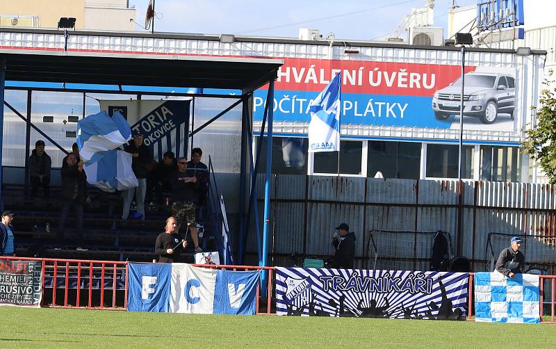 Fotbalisté Otrokovic (modro-bílé dresy) podruhé v sezoně zvítězili, porazili Jihlavu "B" 2:0.