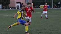 Fotbalisté Uherského Brodu (červené dresy) zvítězili v předkole MOL Cupu nad domácím Baťovem 5:0.