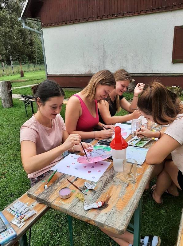 Výtvarného kurzu krajinomalby se zúčastnili studenti dvou škol.