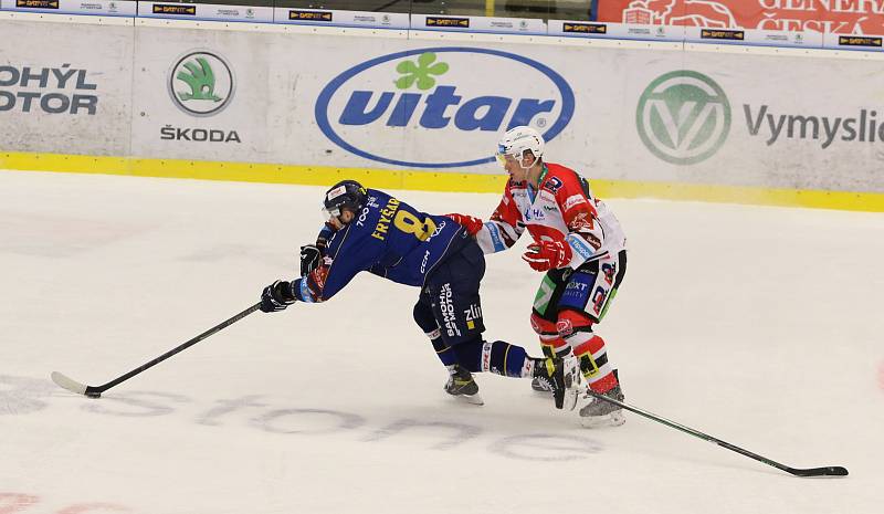 Hokejisté Zlína (modré dresy) v neděli večer vyzvali Pardubice.