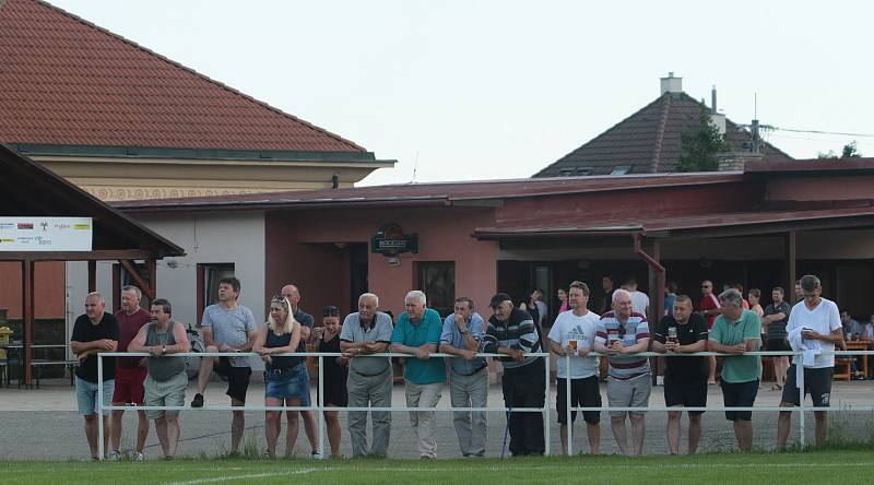 Fotbalisté Újezdu (ve žlutých dresech) zdolali Vysoké Pole 4:2 a před letní pauzou zůstali v čele Ligy4.