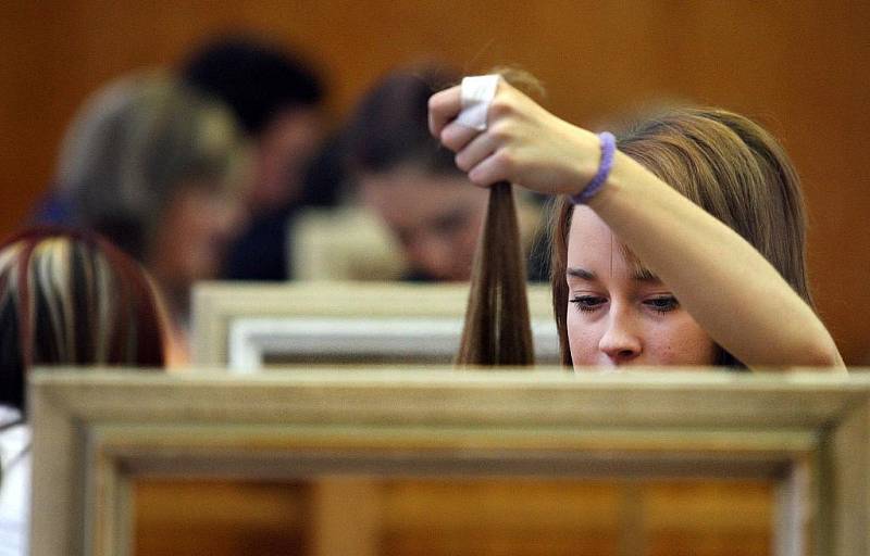 Střední škola oděvní a služeb ve Vizovicích ve středu 21. prosince zorganizovala pro své studenty kadeřnickou a kosmetickou soutěž Kalibr Cup.