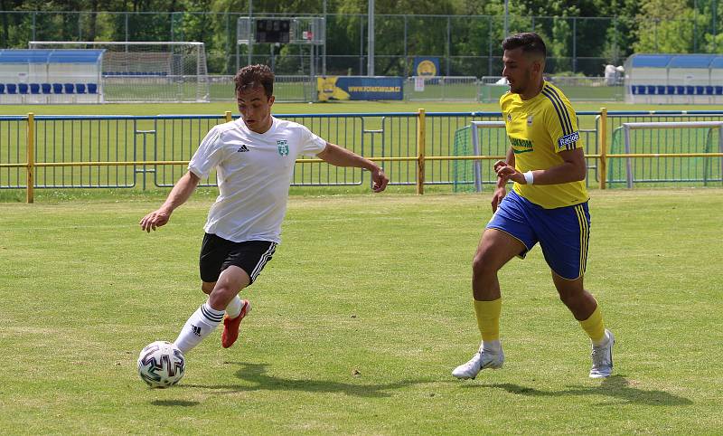 Starší dorostenci Zlína (žluté dresy) v předposledním zápase sezony zdolali Karvinou 2:1.