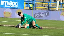 Fotbalisté Zlína (žluté dresy) ve 22. kole první ligy porazili Slovácko 1:0. Regionální derby rozhodl v 82. minutě obránce Martin Cedidla.