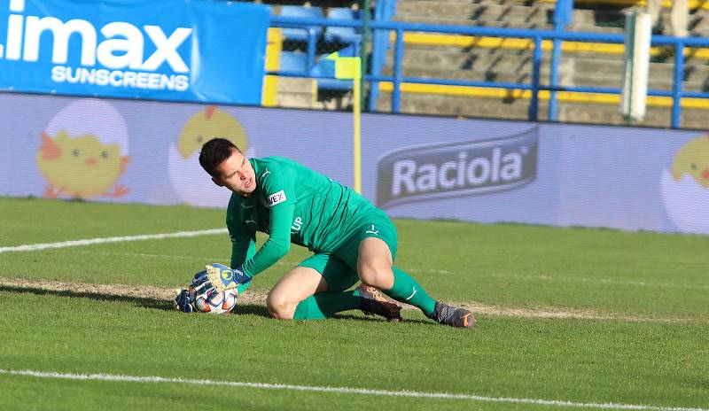 Fotbalisté Zlína (žluté dresy) ve 22. kole první ligy porazili Slovácko 1:0. Regionální derby rozhodl v 82. minutě obránce Martin Cedidla.