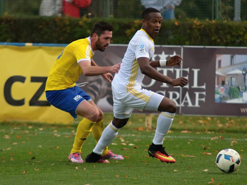 Fotbalisté Zlína (v bílých dresech) potvrdili ve 3. kole MOL Cupu roli favorita, když na hřišti třetiligového Písku zvítězili 2:0 a postoupili do osmifinále  celostátního poháru. Foto: Jan Zahnaš