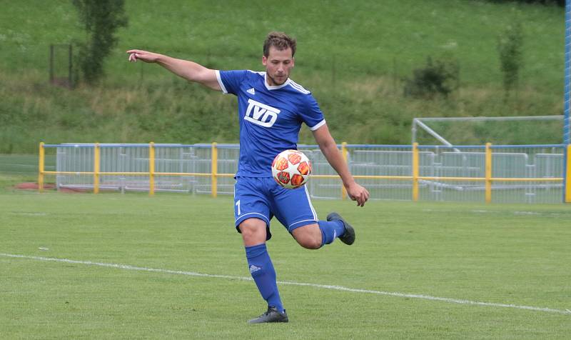 Fotbalisté Slavičína (v modrých dresech) na úvod přípravy zvítězili na Vršavě se Zlínem B 2:1