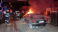 Požár osobního vozidla na čerpací stanici ve Zlíně 5. ledna 2021
