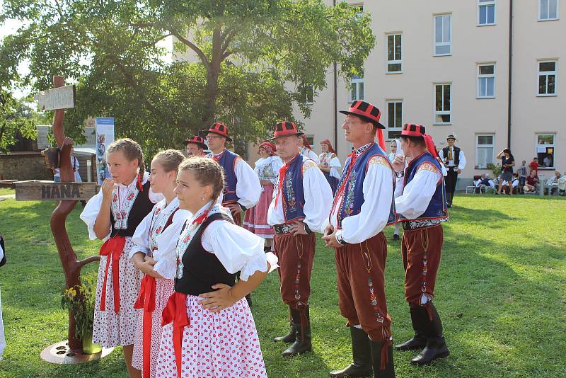 Moravské chodníčky se každoročně konají v Napajedlích. Jde o tradiční setkání folklórních souborů ze Slovácka, Valašska a Hané. Letos se sešli už po jednadvacáté.