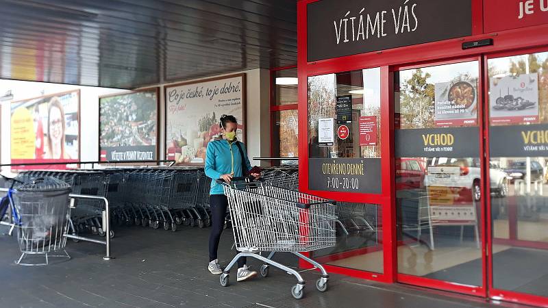 Před vybranými supermarkety ve Zlínském kraji se v sobotu dopoledne fronty netvořily. Zpřísněná vládní opatření se nijak zvlášť neprojevila, nákupních košíků byl dostatek. Foto u supermarketu Penny Market ve Vizovicích.